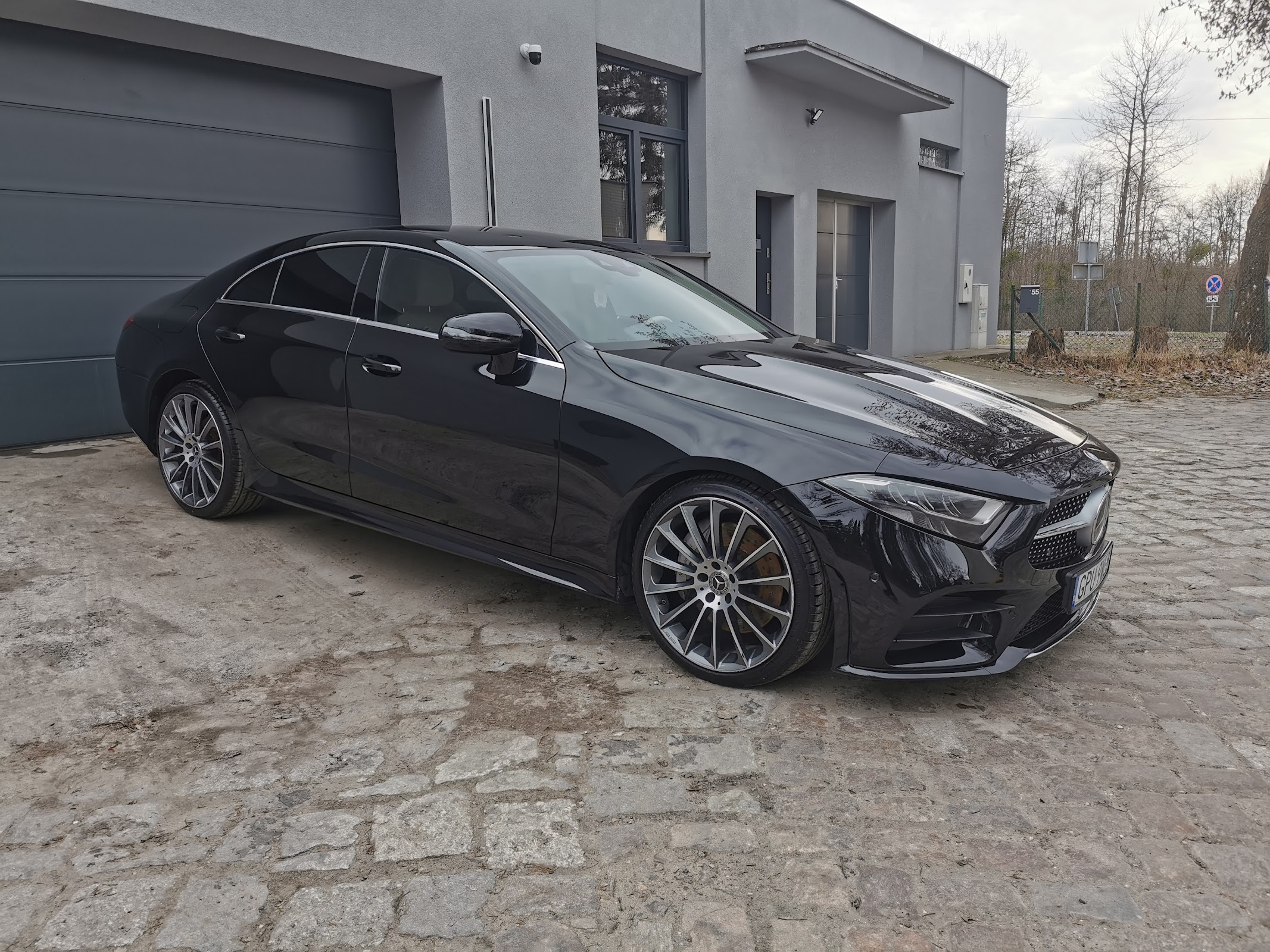 Czarne Mercedes CLS po korekcie lakieru z lustrzanym połyskiem