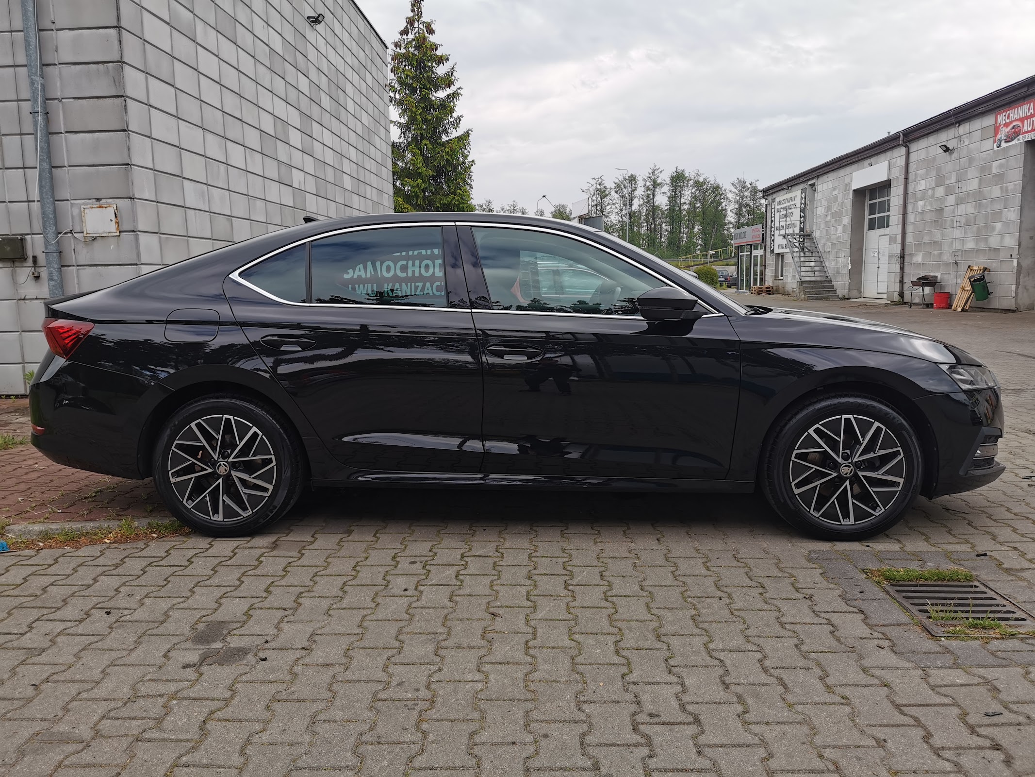 Czarna Skoda Octavia z wypolerowanym bokiem po detailingu