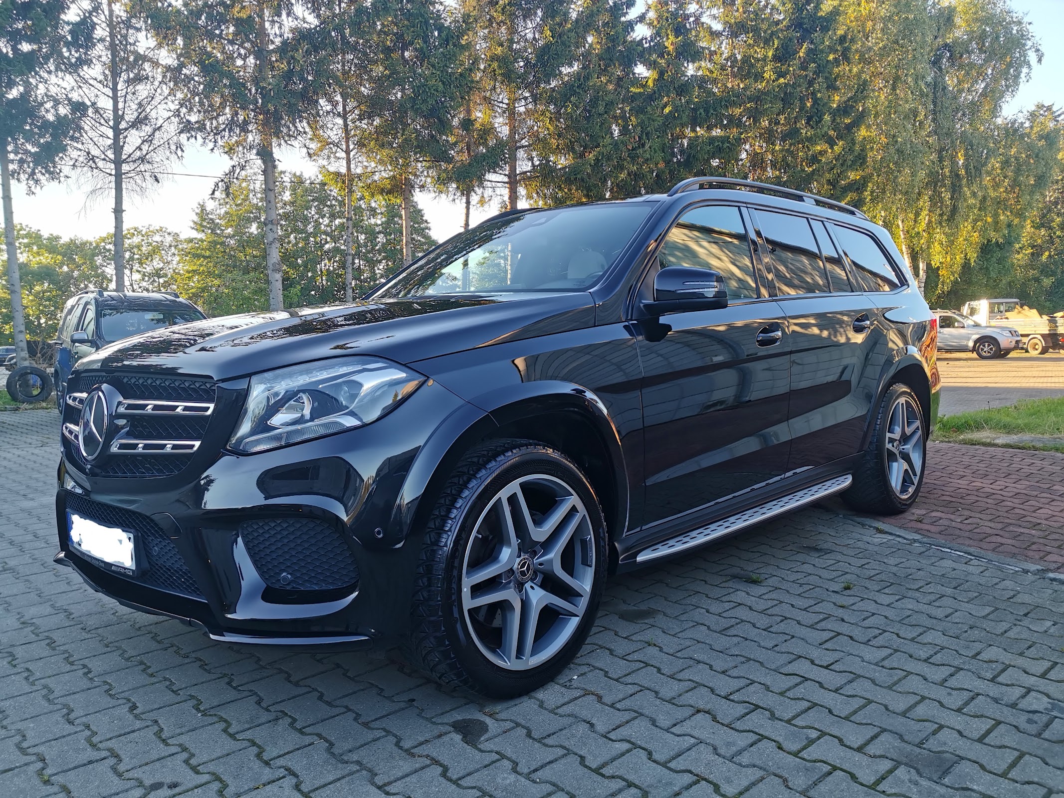 Czarny Mercedes GLS SUV po powłoce ceramicznej