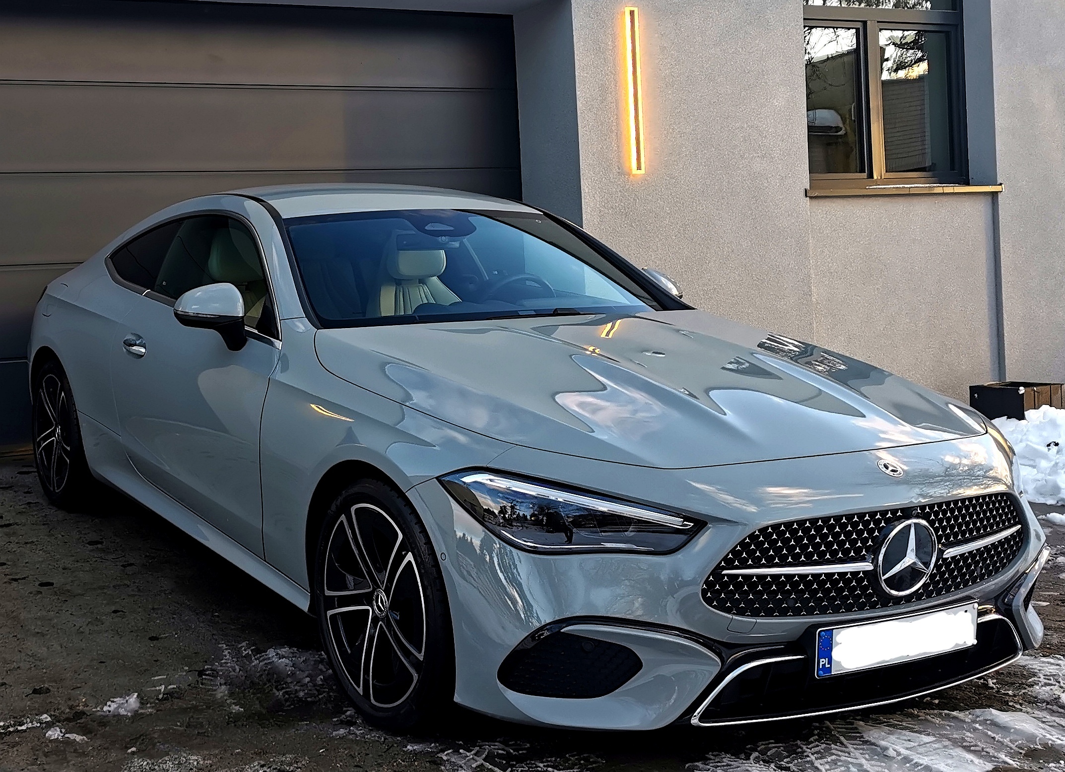 Miętowe Mercedes coupe z odbiciami w wypolerowanym lakierze po wizycie w studiu Wysoki Połysk