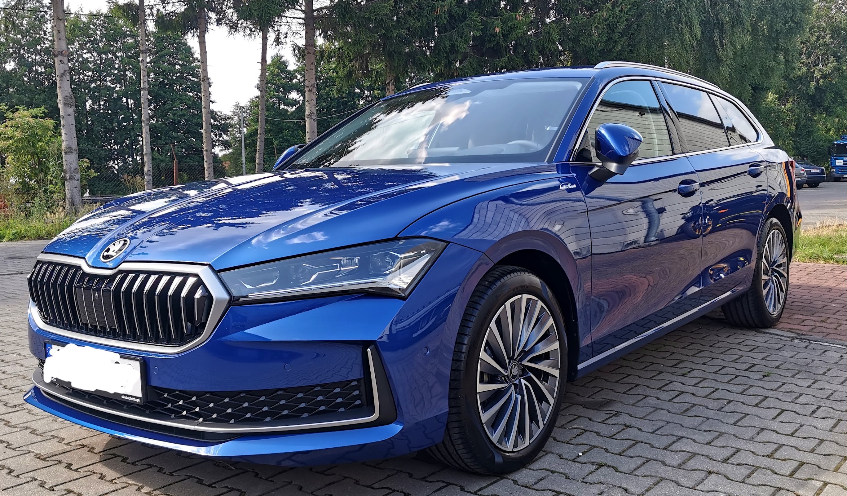 Niebieskie kombi Skoda Superb z wypolerowanym lakierem